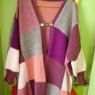 Langetatud õlaosaga kootud kardigan .